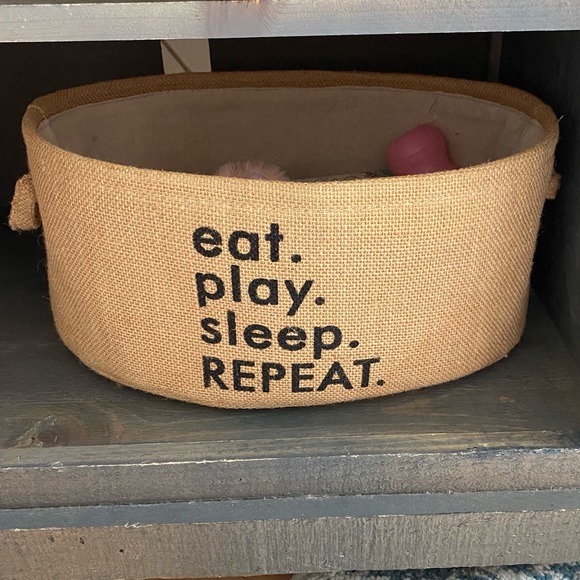 Other - Cute sturdy burlap basket